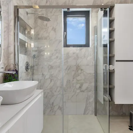 Luxury Iris Adriatica ***** * אופטיה